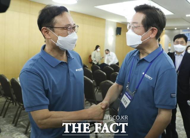 민주당 이재명(오른쪽) 의원과 홍영표 의원이 24일 충남 예산군 덕산 리솜리조트에서 열린 국회의원 워크숍을 마친 후 인사를 나누고 있다./ 뉴시스