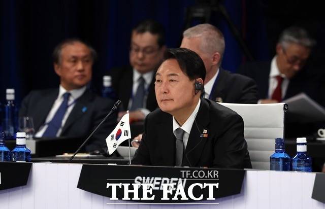 윤석열 대통령은 30일 오후(현지시간) 스페인 마드리드 이페마 컨벤션센터에서 보리스 존슨 영국 총리와 양자회담을 갖고 '한영 양자 프레임워크'를 채택했다. 윤 대통령이 전날 나토 동맹국·파트너국 정상회의에 참석한 모습. /뉴시스