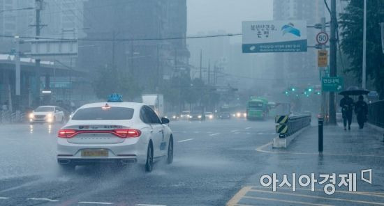 장마 전선의 영향으로 수도권에 호우경보가 발령된 30일 서울 증산교 인근에서 차량이 물보라를 일으키고 있다./강진형 기자aymsdream@