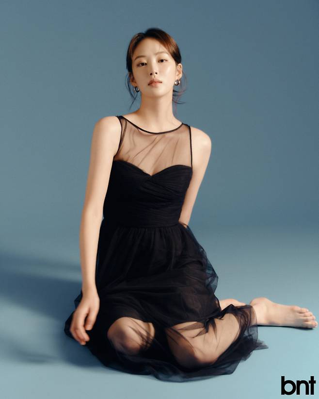 딥 블루 컬러 시스루 드레스는 손정완, 이어링은 로아주(ROAJU) 제품.