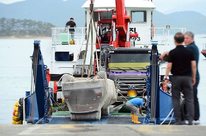 지난 29일 오후 전남 완도군 신지면 송곡선착장에서 경찰이 유나양 가족이 탑승한 아우디 차량을 인양하고 있다. /뉴스1