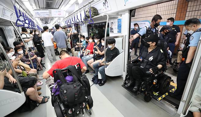 전국장애인차별철폐연대가 30일 서울 지하철 4호선 신용산역에서 동대문역사문화공원역(DDP)까지 장애인 권리 예산 보장 등을 요구하며 지하철 승하차 시위를 하고 있다. 2022.06.30 /남강호 기자