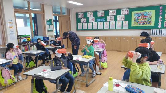 음성군은 매주 토요일 맹동혁신도서관에서 초실감 콘텐츠 사업인 '메타버스로 떠나는 가상여행' 프로그램을 이번 달(7월)부터 오는 8월까지 두 달간 운영한다.      사진=음성군 제공