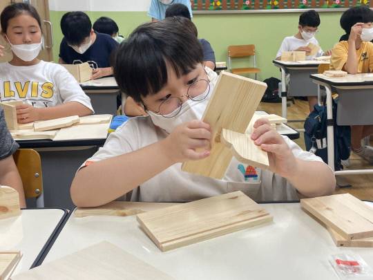 30일 천안 희망초에서 진행된 '찾아가는 목재 페스티벌'에서 한 학생이 목재 정리함 부품을 조립하고 있다. 사진=박하늘 기자