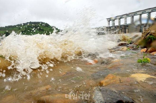 지난 2016년 북한의 황강댐 방류 이후 경기 연천군 군남홍수조절댐의 방류량이 늘며 불어난 임진강이 물결치고 있는 모습(자료사진). ⓒ뉴시스