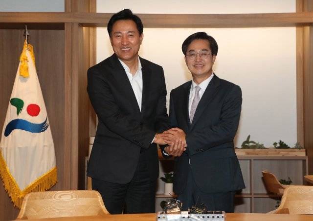 오세훈 서울시장과 김동연 경기도지사 당선인이 13일 오전 서울 중구 서울시청에서 인사를 나누고 있다. 이날 오 시장과 김 당선인은 광역버스 노선·지하철 연장 등 서울시와 경기도 간 현안을 논의했다. 사진공동취재단