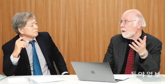 내년 3월 개교 예정인 태재대학은 학생들이 가만히 앉아서 교수의 강의를 듣는 게 아니라 ‘능동적 학습’의 주체자로서 활발히
 참여하는 교육을 꿈꾸고 있다. 사진은 태재대학 총장 내정자인 염재호 설립준비단장(왼쪽)과 미네르바대학 설립에 기여한 스티븐 
코슬린 교수가 능동적 학습 모델에 대해 이야기하는 모습. 김재명 기자 base@donga.com