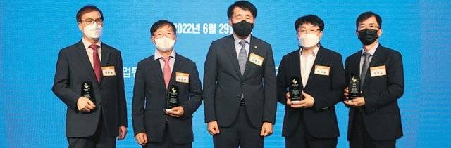 ‘2022년 월드클래스 기업 선정서 수여식’에서 월드클래스300 명예기업으로 선정된 4개 기업 
대표자가 선정패를 수여받고 장영진 산업부 차관과 기념촬영을 하고 있다. (왼쪽부터)김한영 에스엘 주식회사 대표, 임종찬 
대주전자재료 부사장, 장영진 산업부 차관, 박우원 우진플라임 부사장, 오민교 엠씨넥스 부사장.
