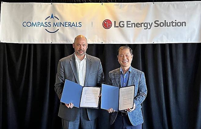 김동수 LG에너지솔루션 전무(오른쪽)와 크리스 옌델 컴파스 미네랄 대표가 탄산, 수산화리튬 공급협약 체결 후 기념촬영했다.