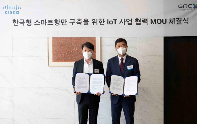 시스코코리아와 글로벌엔씨가 한국형 스마트항만 구축 IoT 사업을 위해 MOU를 체결했다. 임채익 글로벌엔씨 대표(왼쪽)과 조신의 시스코코리아 부사장