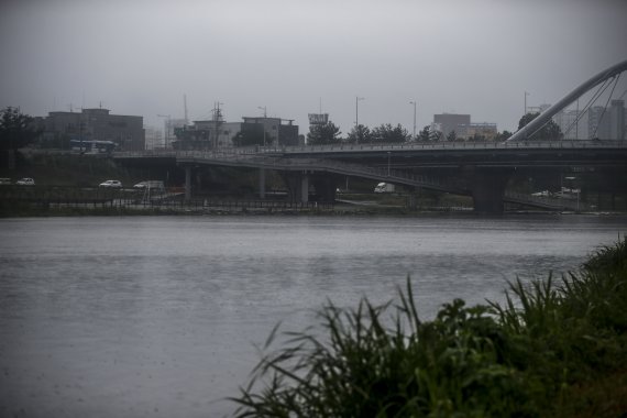 전국적으로 장맛비가 내리고 있는 지난 23일 오후 서울 중랑구 중랑천이 폭우로 인해 수위가 높아져 있다. /사진=뉴시스