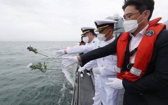 제2연평해전 승전 20주년 기념식이 열린 29일 오후 경기도 서해상에서 제2연평해전 참전장병들이 유도탄고속함(PKG) '윤영하함'을 타고 해상 헌화를 하고 있다. 사진=뉴시스