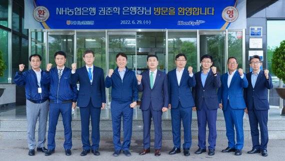 6월 29일 권준학 NH농협은행장(가운데)이 이정석 우리별 대표이사(오른쪽) 및 관계자와 기념촬영을 하고 있다. NH농협은행 제공