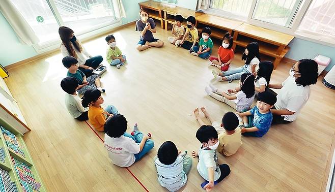 야호어린이집의 하루를 시작하는 ‘아침 열기’ 시간. 아이들이 오늘은 무슨 놀이를 할지 결정하는 시간이기도 하다.  정용일 선임기자 yongil@hani.co.kr