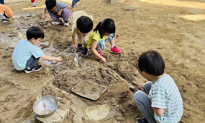 마당놀이를 하는 야호어린이집 아이들. 야호어린이집 제공