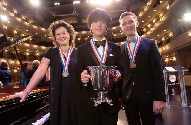 제16회 미국 반 클라이번 국제 피아노 콩쿠르에서 우승한 한국 피아니스트 임윤찬(가운데)과 2위 러시아의 안나 게누셰네(왼쪽), 3위 우크라이나의 드미트로 초니가 수상자 발표 직후 기념촬영을 하고 있다. 반 클라이번 재단 제공