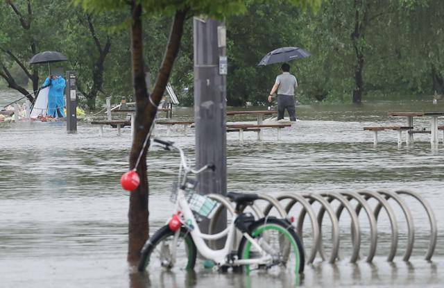 팔당댐 수문이 개방된 30일 서울 반포한강공원 일대가 물에 잠겨 있다. 연합뉴스