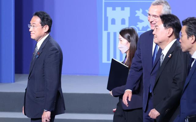 북대서양조약기구(NATO·나토) 정상회의 참석을 위해 스페인을 방문한 윤석열 대통령과 기시다 후미오 일본 총리가 29일(현지시간) 마드리드 이페마 컨벤션센터에서 아시아 태평양 4개국 정상, 옌슨 스톨텐베르그 나토 사무총장과 기념촬영을 마친 뒤 단상에서 내려오고 있다. 마드리드=연합뉴스