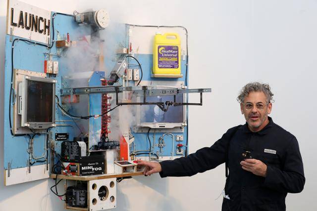 조각가 톰 삭스가 지난달 21일 서울 종로구 아트선재센터에서 개인전 '톰 삭스 스페이스 프로그램:인독트리네이션'을 설명하면서 작품을 조작하고 있다. 뉴시스