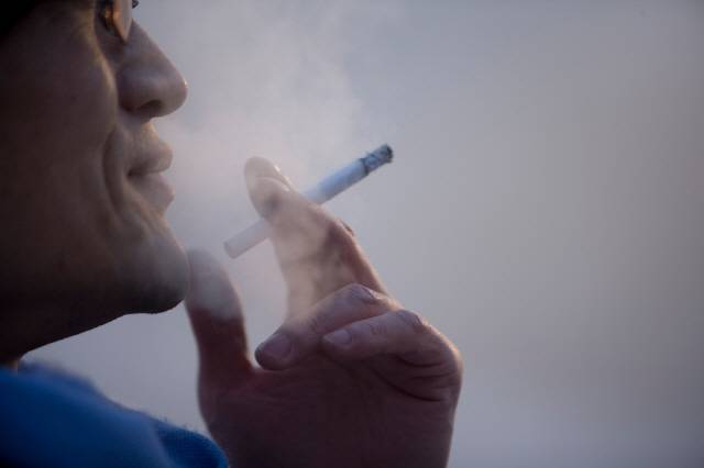 담배를 피우면 뱃살이 늘어난다는 연구 결과가 있다./사진=클립아트코리아