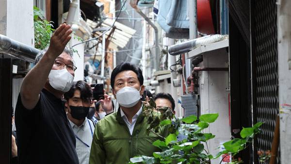 쪽방촌 폭염 대책 점검하는 오세훈 서울시장 2022.6.29 [자료사진: 연합뉴스 제공]