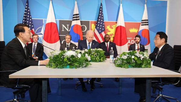 마드리드에서 만난 한미일 정상 [자료사진: 연합뉴스 제공]