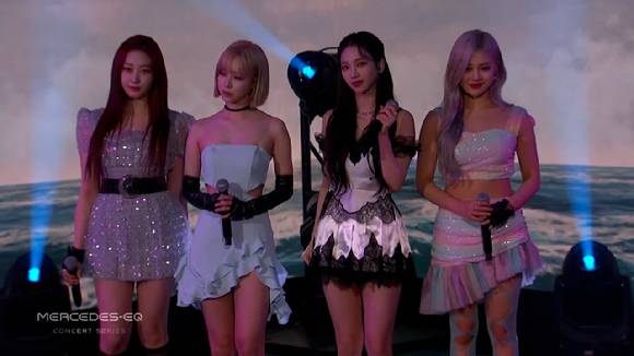 에스파가 미국 ABC 인기 심야 토크쇼 '지미 키멜 라이브'에서 신곡 'Life’s Too Short'를 라이브로 소화한 모습이 공개돼 화제를 모으고 있다. [사진='지미 키멜 라이브' 에스파 'Life’s Too Short' 무대 영상 캡쳐]