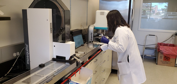 소마젠 소속 연구원이 30일 Proteomics 분석 실험실에서 실험을 하고 있다. [사진=소마젠]