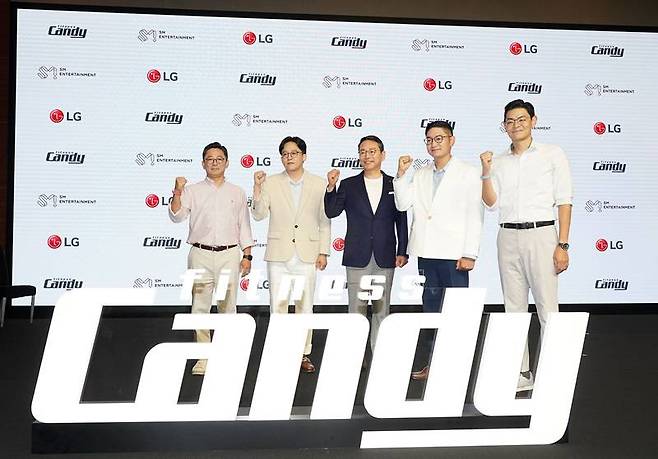 왼쪽부터 피트니스캔디 심우택 대표, SM엔터테인먼트 이성수 공동 대표, LG전자 조주완 사장, SM엔터테인먼트 탁영준 공동 대표, 피트니스캔디 김비오 부대표. 제공=피트니스캔디
