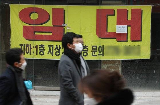 지난 1월 서울 명동의 한 폐업 점포에 붙은 임대 안내 현수막. [연합뉴스]