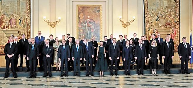 나토(북대서양조약기구) 정상회의를 앞둔 28일 주최국인 스페인의 펠리페 국왕이 마드리드 왕궁에서 개최한 만찬장에서 회원국과 초청국 정상들이 기념사진을 찍고 있다. ① 뉴질랜드 아던 총리, ② 이탈리아 드라기 총리, ③ 헝가리 오르반 총리, ④ 한국 윤석열 대통령, ⑤ 미국 바이든 대통령, ⑥ 스페인 펠리페 국왕 부부, ⑦ 유럽연합(EU) 폰데어라이엔 집행위원장, ⑧ 영국 존슨 총리, ⑨ 스페인 산체스 총리, ⑩ 캐나다 트뤼도 총리, ⑪ 독일 숄츠 총리, ⑫ 프랑스 마크롱 대통령, ⑬ 네덜란드 뤼터 총리, ⑭ 호주 앨버니지 총리, ⑮ 일본 기시다 총리. [AP=연합뉴스]