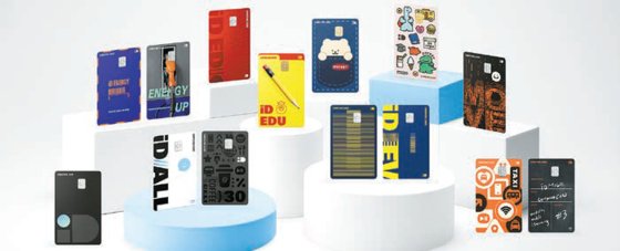 지난해 11월 선보인 ‘삼성 iD 카드’는 선택형 디자인을 적용하고, 재활용 플라스틱을 활용한 카드 플레이트로 사용했다. [사진 삼성카드]