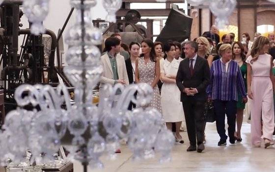 윤석열 대통령 부인 김건희 여사가 29일(현지시간) 마드리드에서 나토 정상회의 배우자 프로그램 일환으로 정상 배우자들과 왕립유리공장을 둘러보고 있다. 사진=스페인 왕실 공식 유튜브 캡처·뉴시스