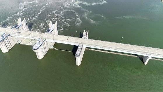 2018년 8월 창녕함안보 인근 낙동강에서 발생한 녹조. 연합뉴스 [먹는물부산시민네트워크 제공]