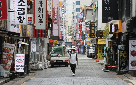 정부가 하반기 부실 위험이 있는 소상공인·자영업자에 대출 채무조정을 지원한다. 지난 26일 한산한 모습의 서울 종로구 젊음의 거리에 점포가 늘어서 있다. 연합뉴스