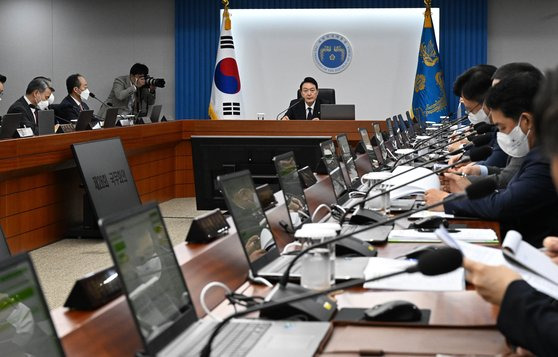 윤석열 대통령이 21일 용산 대통령실 청사 영상회의실에서 열린 국무회의에서 모두발언을 하고 있다. 뉴스1