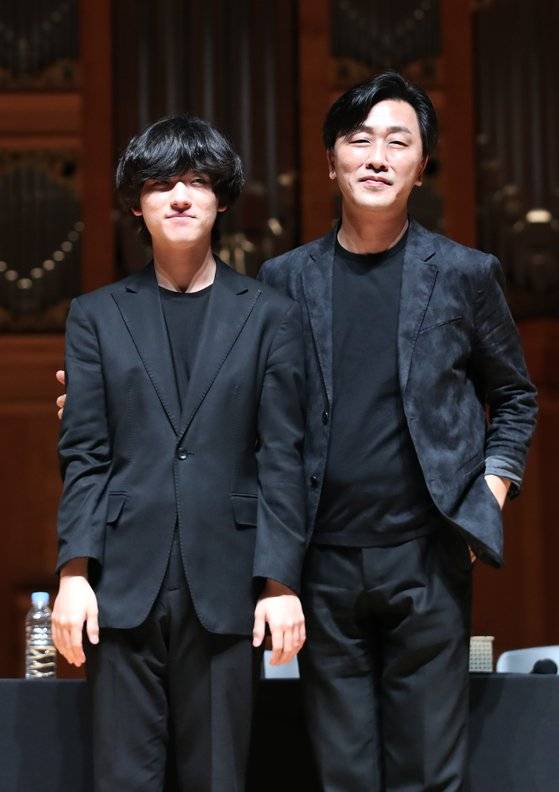 피아니스트 임윤찬(왼쪽)과 손민수 한국예술종합대학 교수가 30일 제16회 반 클라이번 콩쿠르 우승기념 기자간담회에 함께 참석했다. 임윤찬은 2017년부터 손 교수를 사사하고 있다. 뉴스1