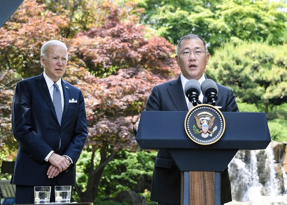 정의선(오른쪽) 현대자동차그룹 회장이 지난달 22일 그랜드 하얏트 서울 호텔에서 조 바이든 미국 대통령과 환담을 가진 후 국내외 언론을 대상으로 105억달러 규모의 대미 투자 계획을 발표하고 있다. 현대자동차그룹 제공