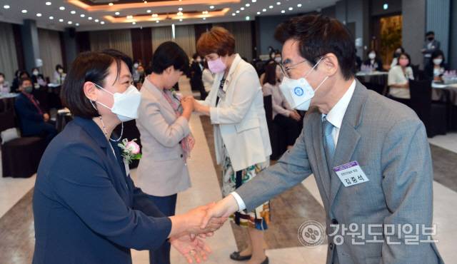 ▲ 29일 김중석 강원도민일보 회장과 전금순 도여성단체협의회장이 여성 최초 3선의 박윤미 강원도의원, 기초의원 중 유일한 지역구 연속 3선을 이룬 김은숙 횡성군의원에게 당선인 대표로 꽃을 전달했다.  서영