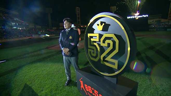 2021년 한화 김태균의 은퇴식. 등 번호 52번의 영구결번식도 함께 열렸다.