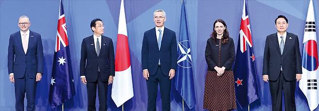 < 아·태 4개국 정상과 NATO 사무총장 > 윤석열 대통령을 비롯한 북대서양조약기구(NATO)의 아시아태평양 파트너 4개국 정상과 옌스 스톨텐베르그 NATO 사무총장이 29일 스페인 마드리드 전시컨벤션센터(IFEMA)에서 열린 NATO 정상회의에서 기념촬영하고 있다. 왼쪽부터 스톨텐베르그 사무총장, 기시다 후미오 일본 총리, 앤서니 노먼 앨버니지 호주 총리, 저신다 아던 뉴질랜드 총리, 윤 대통령.  /마드리드=김범준 기자