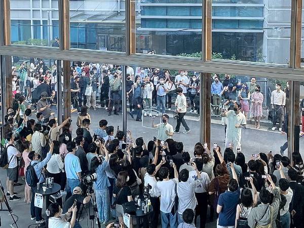 아티스트 ‘에디강’과 ‘노보(NOVO)’의 라이브 드로잉 쇼.  /네오밸류 제공