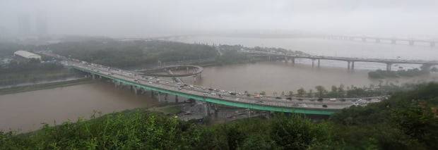 서울 전역에 호우경보가 발령된 30일 저녁 서울 성동구 용비교(가운데)와 동부간선도로(위) 위로 차량이 줄지어 선 반면, 중랑천 수위 상승으로 통제된 동부간선도로(왼쪽)의 모습이 대비를 이룬다. 사진=연합뉴스