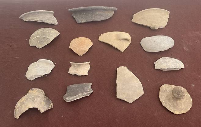 목곽고에서 함께 출토된 고구려 토기 편.  문화재청 제공