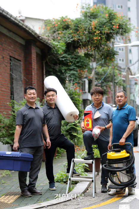지난 28일 서울 성북구 6호선 월곡역 인근에서 ‘종암동 청년회’ 회원들이 집수리 봉사에 쓰이는 각종 도구들을 들고 서 있다. 왼쪽부터 권현(48), 김희상(44), 김정국(52), 이희갑씨(54) | 김창길 기자
