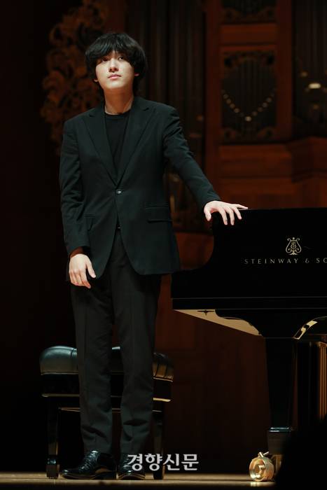 한국예술종합학교 서울 서초동 캠퍼스에서 30일 오후 열린 기자회견에서 2022 제16회 반 클라이번 국제 피아노 콩쿠르에서 우승한 임윤찬이 피아노 옆에서 포즈를 취하고 있다. 우철훈 선임기자