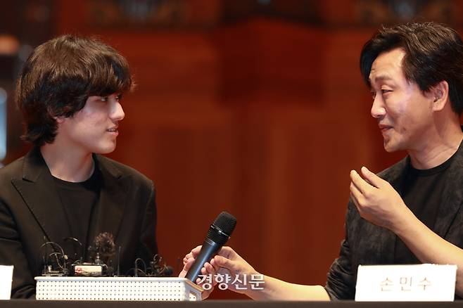 한예종 서초동 캠퍼스에서 30일 임윤찬의 기자회견이 열렸다. 임윤찬이 스승 손민수 교수에게 마이크를 넘기고 있다. 우철훈 선임기자