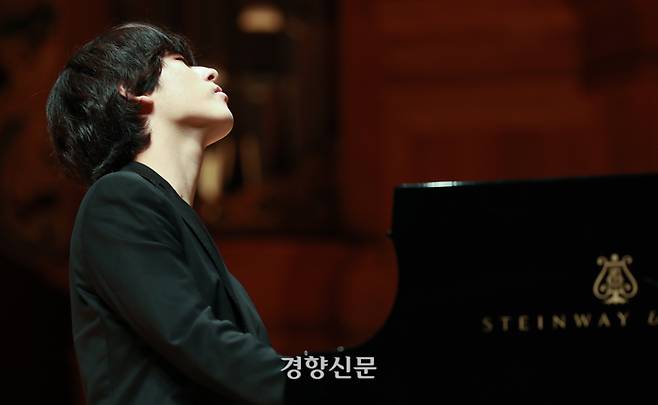 한예종 서초동 캠퍼스에서 30일 오후 열린 기자회견에서 2022 제16회 반 클라이번 국제 피아노 콩쿠르에서 우승한 임윤찬이 피아노를 치고 있다. 우철훈 선임기자