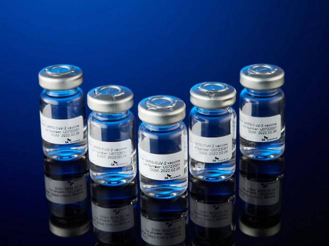 최초의 국산 코로나19 백신인 SK바이오사이언스(주)의 ‘스카이코비원멀티주’. SK바이오사이언스 제공