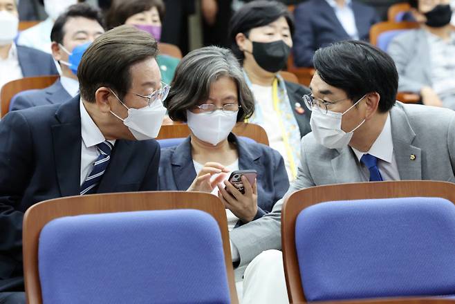 박용진 “당 혁신, 내가 이끈다” 이재명 더불어민주당 의원(왼쪽)과 당대표 출마를 선언한 박용진 의원(오른쪽)이 30일 서울 여의도 국회에서 열린 의원총회에서 만나 대화를 나누고 있다. 국회사진기자단